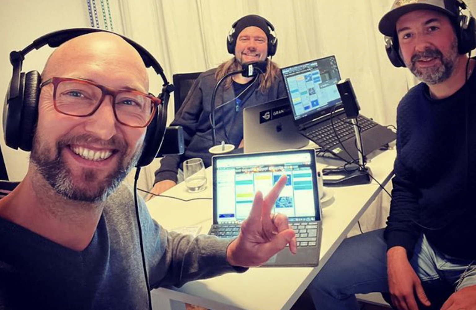 Podcast Aufnahme drei Maenner im Tonstudio